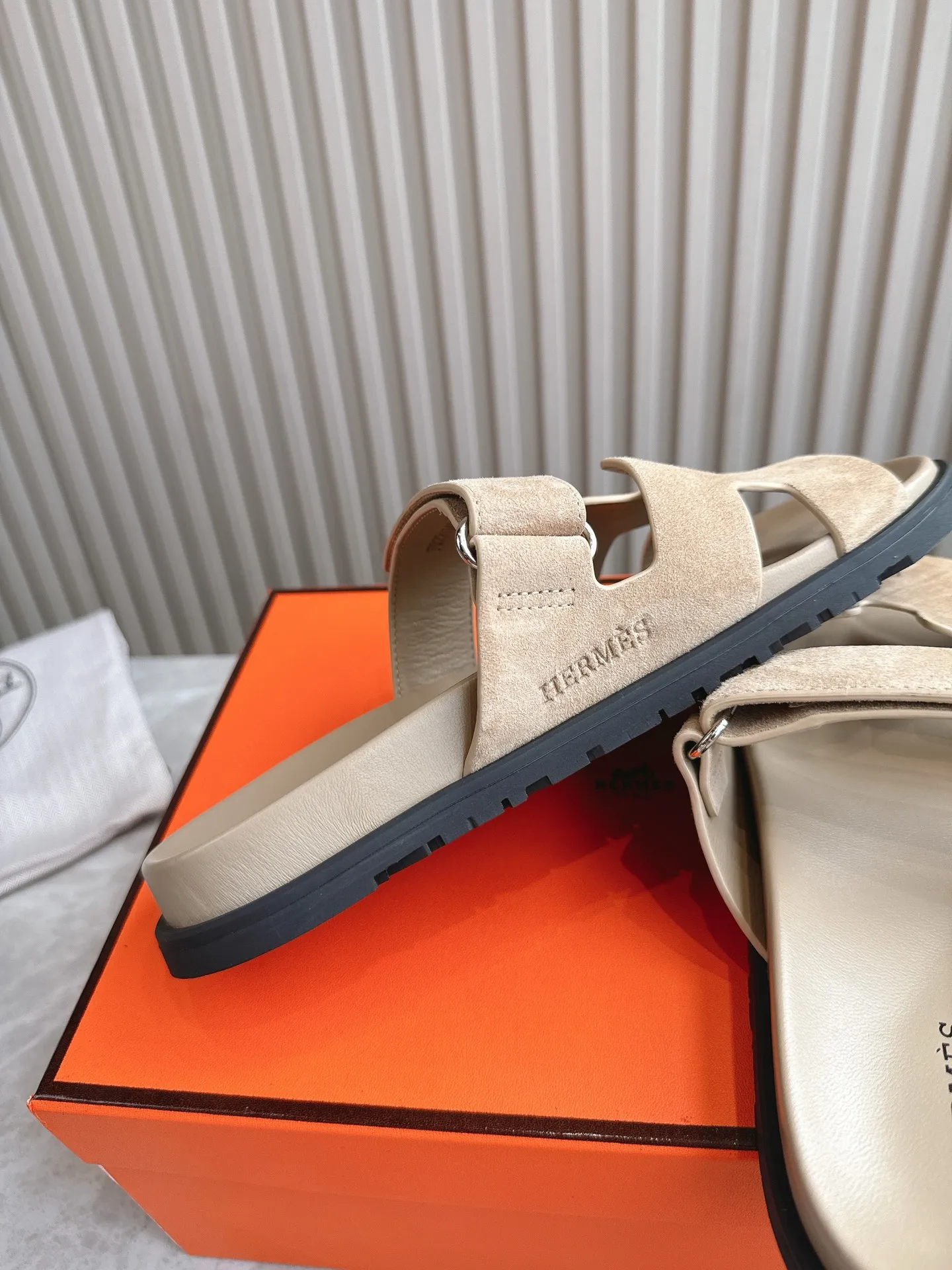 p480🐮🐮Couple model (top version) H family 2024 spring and summer new style HERMES Hermes' recently popular couple model pig nose angle sandals and slippers, paired with various colorful socks, popular. Upper: imported original deerskin (the genuine leather edging is not ordinary super migration). Lining: imported genuine leather. Outsole: Tpu non-slip and wear-resistant outsole. Size: Female 35-42 (40/42 non-returnable and non-exchangeable) Male size: 39-45 (45 non-refundable and non-exchangeable)